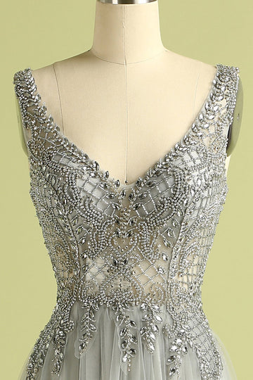 Vestido gris  de fiesta con cuello en V con cuentas